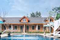 Swimming Pool Garden Room at Harny's Garden Villa