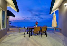 ภายนอกอาคาร 2 The Moonrakers