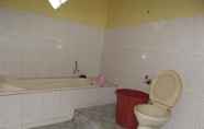 In-room Bathroom 6 Villa Mawar Indah - 3 Bedroom