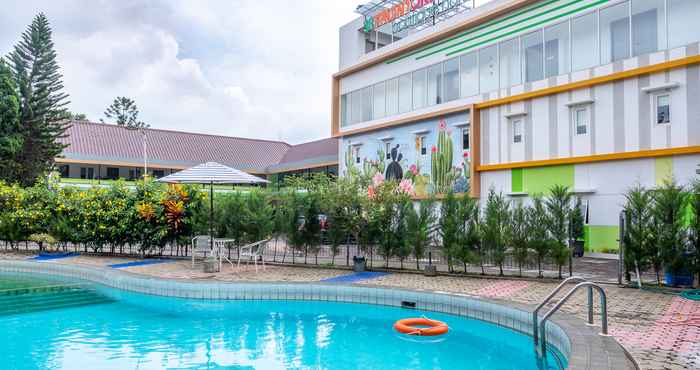 Swimming Pool Three Eight Front One Boutique Batu Malang