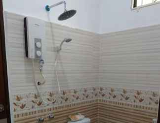 In-room Bathroom 2 Homestay Kb Wakaf Kayu