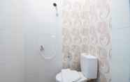 In-room Bathroom 7 Sky Inn Syariah Sepanjang 1 Sidoarjo