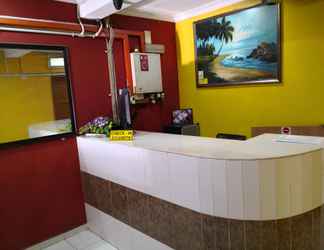 Lobi 2 OYO 89406 Lucky Budget Hotel