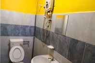 Toilet Kamar OYO 89406 Lucky Budget Hotel