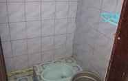 In-room Bathroom 7 Homestay Bunga Ruteng