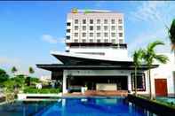 สระว่ายน้ำ Kings Green Hotel 