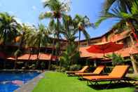 Swimming Pool Shah's Village Hotel