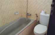 In-room Bathroom 3 Queen Homestay Bajawa