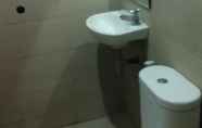 In-room Bathroom 3 deKOST Madiun