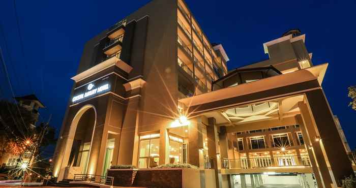 Luar Bangunan Crystal Luxury Hotel