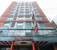 Bangunan 4 RedDoorz near Araneta Center Quezon City - Quarantine Hotel