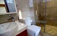 In-room Bathroom 6 City House Apartment - Hoang Long