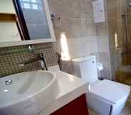 In-room Bathroom 6 City House Apartment - Hoang Long