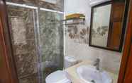 In-room Bathroom 2 Bien Ngoc Hotel
