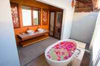 In-room Bathroom A Villa Gili Air	