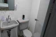 Toilet Kamar Citadel Inn - 6 Adults Condo in Makati