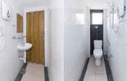 Toilet Kamar 4 OYO 414 Adiff Palace Hotel