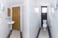 Toilet Kamar OYO 414 Adiff Palace Hotel