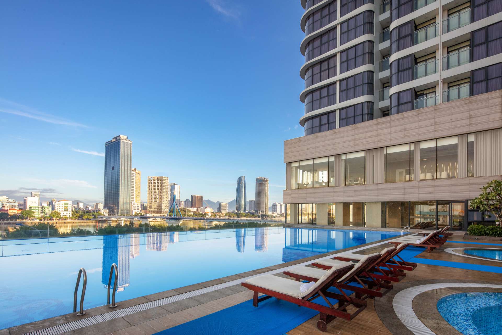 Hồ bơi ngoài trời - Melia Vinpearl Danang Riverfront