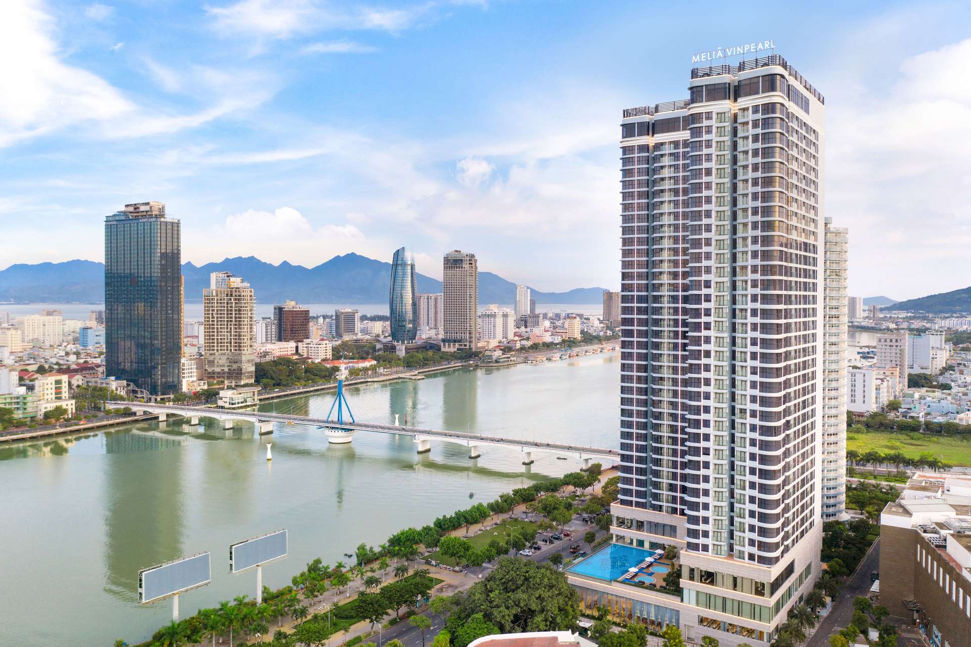 Melia Vinpearl Danang Riverfront khách sạn gần sông Hàn