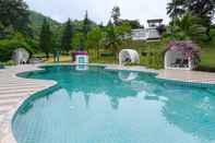 สระว่ายน้ำ Swiss Valley Hip Resort