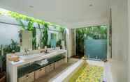 Phòng tắm bên trong 4 Jumah Villa