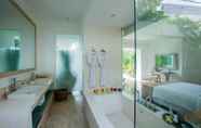In-room Bathroom 5 Jumah Villa
