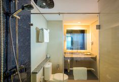 In-room Bathroom 7 Swiss-Belhotel Pangkalpinang