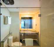 In-room Bathroom 7 Swiss-Belhotel Pangkalpinang