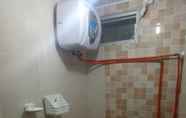 Toilet Kamar 5 Apartment The Suites Metro By Inti Property