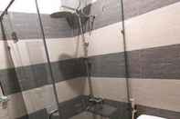 Phòng tắm bên trong Hoang Nguyen Motel