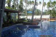 สระว่ายน้ำ Lipa Bay Resort