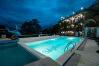 Swimming Pool Skylodge Resort