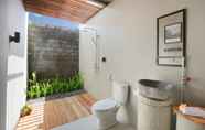 Phòng tắm bên trong 4 Bunut Bali Villa