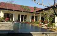 Kolam Renang 2 East Guest House