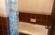 In-room Bathroom 5 Studio Room @ Apartemen Marbella Anyer (HND)