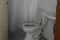 Toilet Kamar Clada Travellers Inn