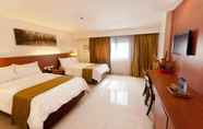 Kamar Tidur 6 Chriscent Ville Hotel