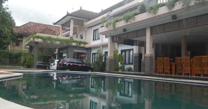 Swimming Pool Dhyana Pura City Hotel 	