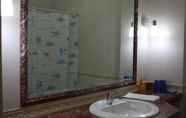 Toilet Kamar 4 Lintas Sumatra Hotel 