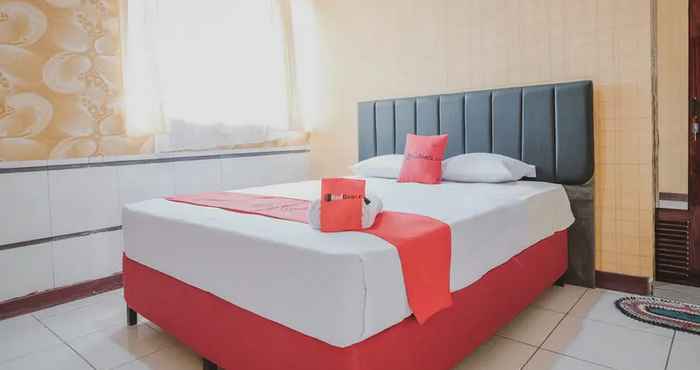 Kamar Tidur RedDoorz Plus near Istana Maimun Medan