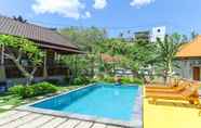 Kolam Renang 3 Pari Manta Cottages