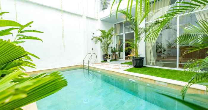 Swimming Pool Yellow House Jogja