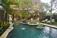 สระว่ายน้ำ Sri Permana Villa 