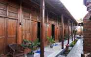 ภายนอกอาคาร 4 Wooden Room at Ndalem Malioboro Guest House