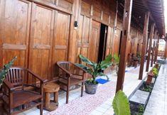 Lobby 7 Wooden Room at Ndalem Malioboro Guest House