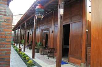 ภายนอกอาคาร 4 Wooden Room at Ndalem Malioboro Guest House