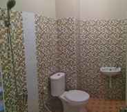 In-room Bathroom 7 Tulip Inn Tomohon