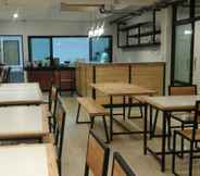 Restoran 5 Best Stay Hostel At Lanta
