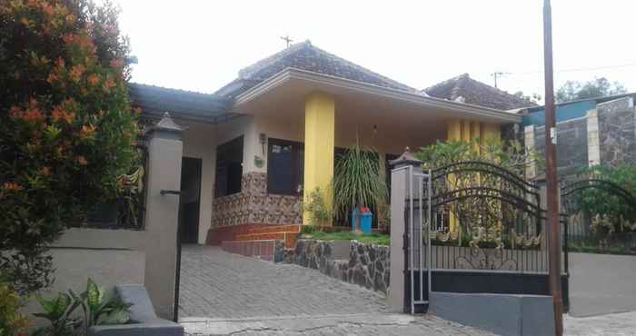 Exterior Comfort Room at Darmo Homestay Akbar